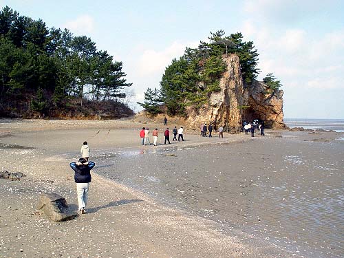 볏가리마을의 갯벌에는 구멍바위가 있습니다. 그곳에서 기원을 하면 득남을 한다고 전해옵니다. 